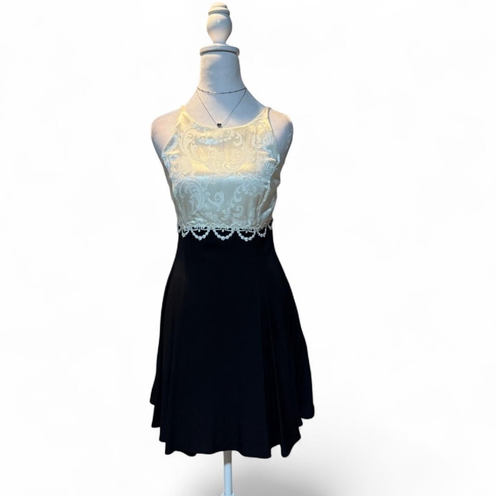 Jessica McClintock Elegant Black and White Lace Dress size 7/8